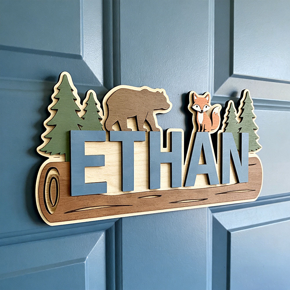 Nursery - Personalisiertes Holzschild mit Waldtieren und Namen,